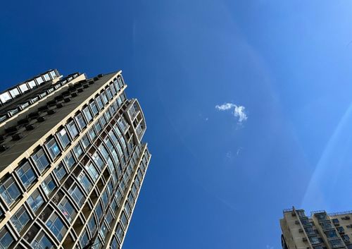 楼市这项数据一年来首次回正，乐观背后的不乐观——以上海房地产开发为例